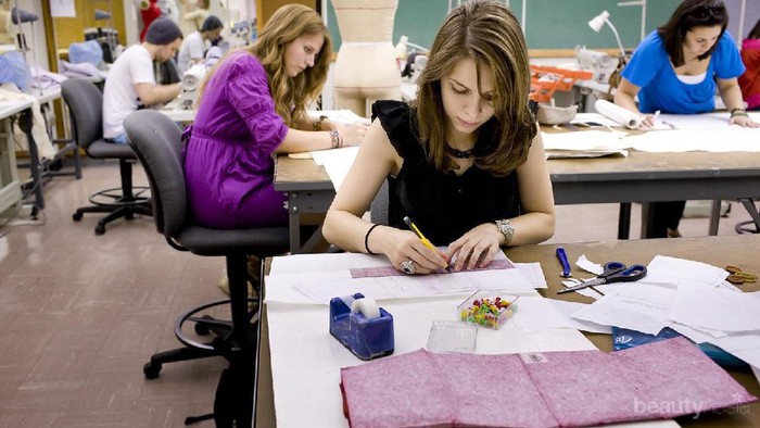 Kamu Lulusan Sekolah Desainer? Selain Desainer, Inilah Profesi yang Bisa Kamu Geluti, Ladies!