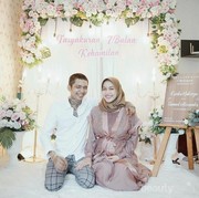 10 Potret Bahagia Young Lex dan Istri di Acara Tasyakuran 7 Bulan