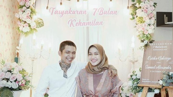 10 Potret Bahagia Young Lex dan Istri di Acara Tasyakuran 7 Bulan