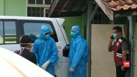 VIDEO: Menangani Corona, Tim Medis Gunakan Jas Hujan