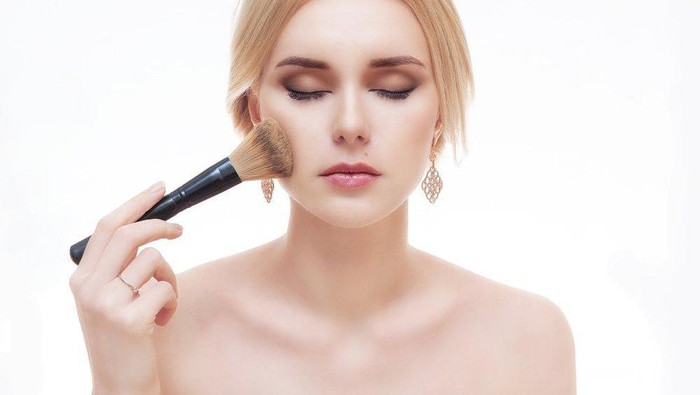 Pemilik Kulit Berminyak, Coba Tutorial Make Up Ini Supaya Make Up Kamu Tahan Lama di Wajah