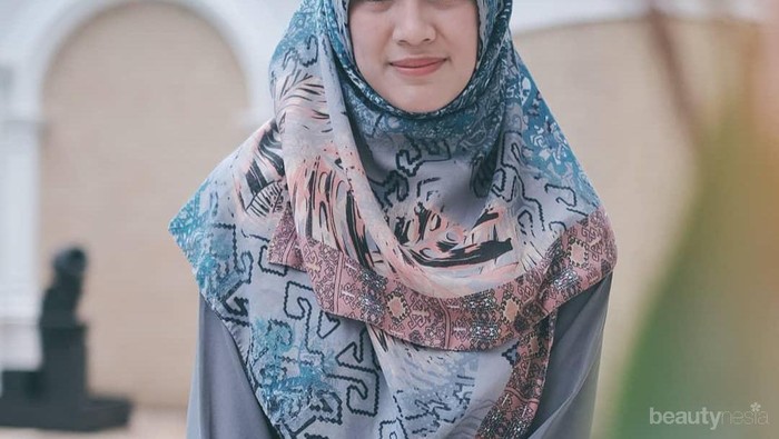 Tips dan Inspirasi Padu Padan Gaya Hijab Menutup Dada dengan Celana Ala Alyssa Soebandono