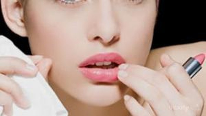 Tips Menggunakan Lipstick Sesuai Jenis Bibir