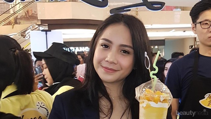 Tak Melulu Tentang Kue Kekinian, Ini Dia Bisnis Kuliner Artis yang Enggak Kalah Hits!