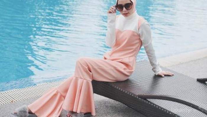 Agar Lebih Nyaman Saat Berenang, Hijabers Perlu Pakai Baju Renang Khusus Ini