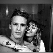 Romantis! Cody Simpson Ciptakan Lagu Spesial untuk Miley Cyrus