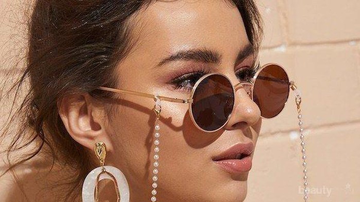 Inspirasi 7 Model Kacamata Hitam Ini Bikin Kece dan Anti Norak! Inspirasi 7 Model Kacamata Hitam Ini Bikin Kece dan Anti Norak!