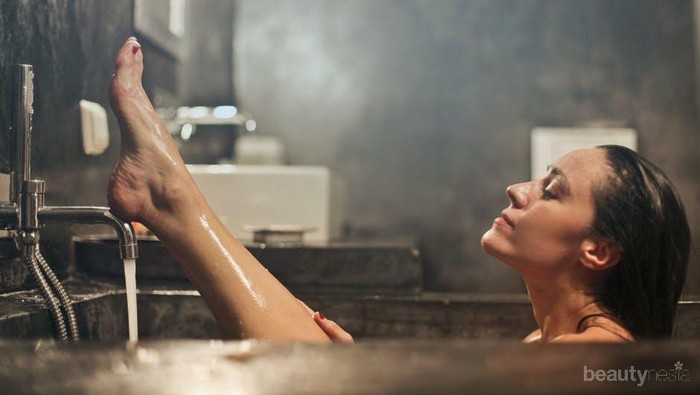 Keramas Saat Menstruasi Bisa Bikin Sakit? Ini Penjelasan dan Fakta Lengkap 3 Mitos Populer Seputar Haid