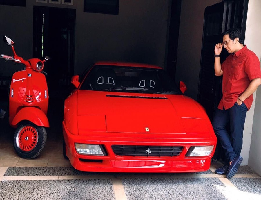 Ferrari F355 Berlinetta Ulasan mengenai sejumlah mobil klasik dan mewah koleksi Andre Taulany mulai dari Mini Morris hingga Ford Mustang.