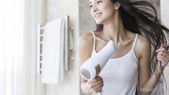Duh, 5 Kesalahan Ini Sering Dilakukan Saat Memakai Hair Dryer!
