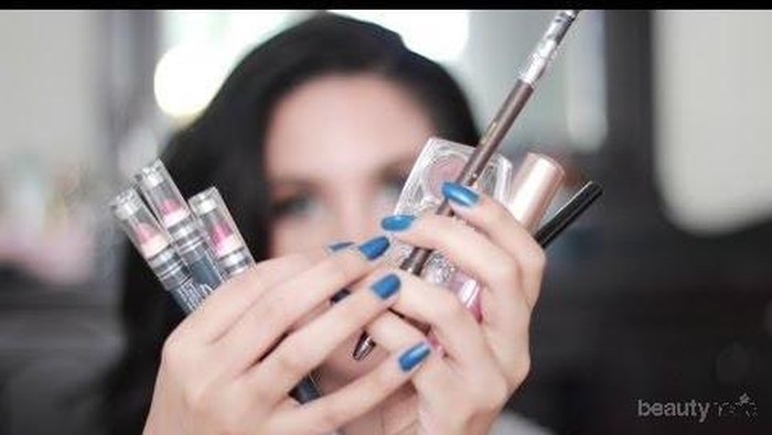 Wow, Ini Dia Tutorial Makeup Dengan Just Miss ala Suhay Salim Yang Bisa Kamu Coba!