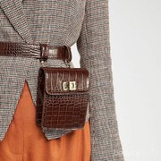 Wajib Punya! Bum Bag dengan Kendall Jenner's Style, Bikin Gaya Simple Jadi Fashionable!