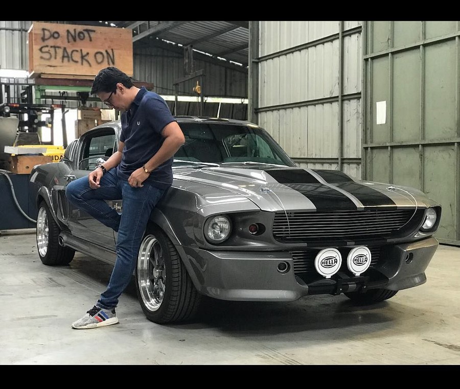 Ulasan mengenai sejumlah mobil klasik dan mewah koleksi Andre Taulany mulai dari Mini Morris hingga Ford Mustang.