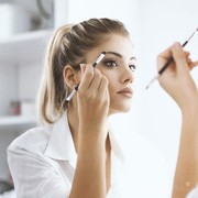 Ingin Melakukan Touch Up? 4 Produk ini Wajib Ada Dalam Pouch Make Up Kamu, Ladies!
