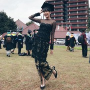 5 Inspirasi Look Kebaya Wisuda Buat Kamu si Pecinta Hitam