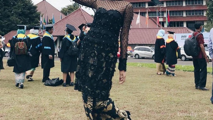 5 Inspirasi Look Kebaya Wisuda Buat Kamu si Pecinta Hitam 5 Inspirasi Look Kebaya Wisuda Buat Kamu si Pecinta Hitam