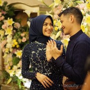 Cantiknya Citra Kirana dengan Kebaya Navy dan Makeup Flawless Saat Lamaran