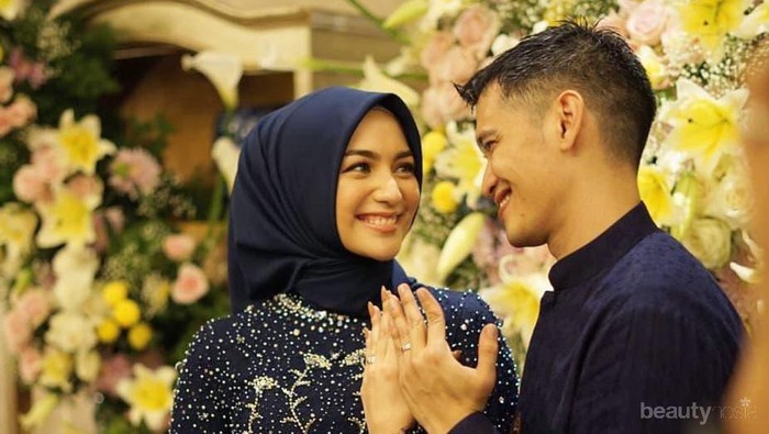 Cantiknya Citra Kirana dengan Kebaya Navy dan Makeup Flawless Saat Lamaran