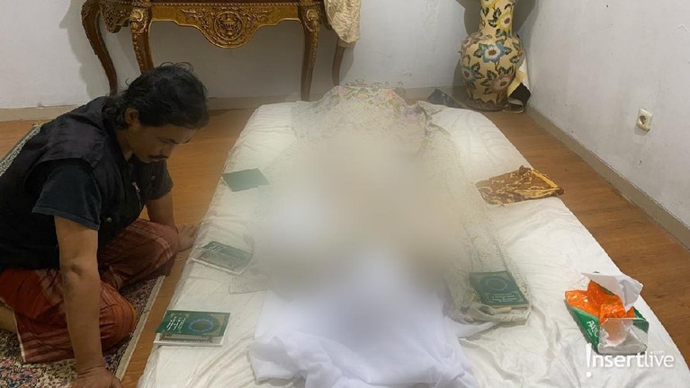 6 Potret Suasana di Rumah Duka Rama Aiphama Penyanyi legendaris Rama Aiphama meninggal dunia pada Rabu (11/3). Jenazah Rama Aiphama disemayamkan di rumah duka di Condet, Jakarta Timur.