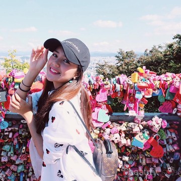 img-title Inilah Warna Pakaian yang Ternyata Bisa Mencerahkan Warna Kulit Kamu, Lho