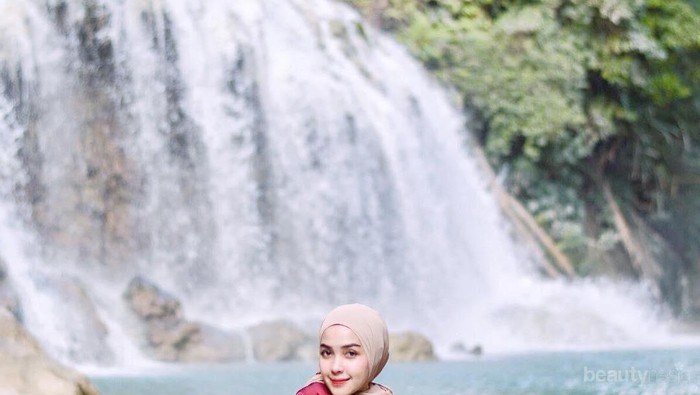 Modisnya! Tips Fashion Style dengan Atasan Warna Merah Ini Wajib Kamu Coba