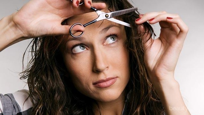 Nah, Ini Dia Tips dan Tutorial Memotong Poni Sendiri di Rumah Agar Tidak Gagal