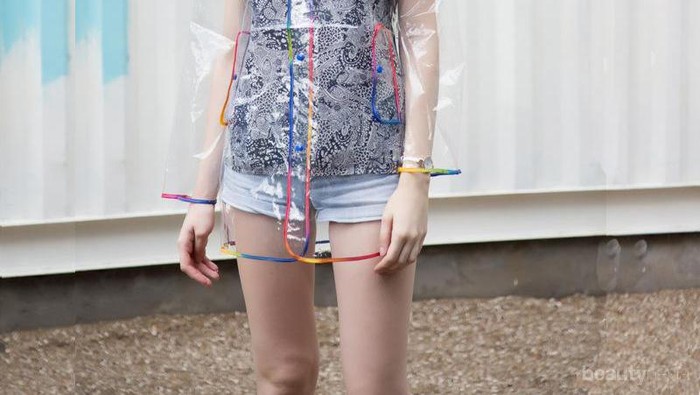 Semua Serba Plastik! Tren Fashion Style Unik Ini Akan Ngehits di 2018