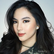 Mau Hasil Makeup yang Glowing? Aplikasikan Highlighter Pada Bagian Berikut Ini!
