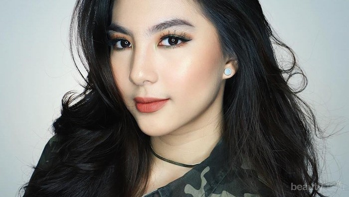 Mau Hasil Makeup yang Glowing? Aplikasikan Highlighter Pada Bagian Berikut Ini!