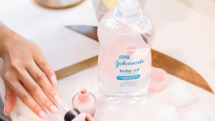 Buat yang Belum Tahu, Ternyata Ada Manfaat Lain dari Baby Oil yang Tak Disangka-sangka