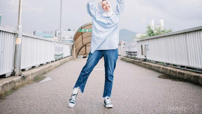Hijabers, Begini Cara Padu Padan Hijab dan Jeans Kekinian ala Selebgram yang Bisa Kamu Tiru