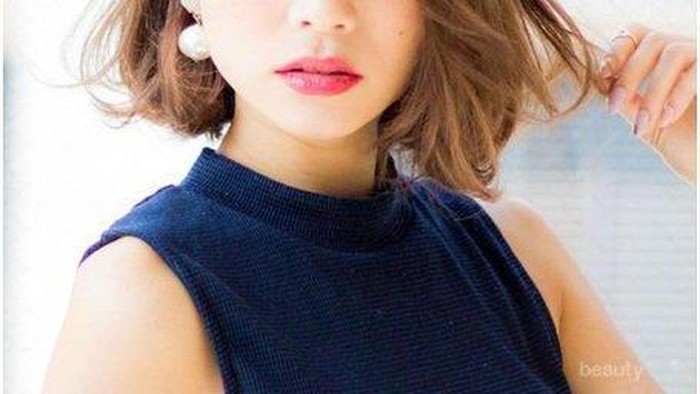 Cukup 5 Menit, Tutorial Rambut Pendek Untuk ke Pesta Ini Wajib Dicoba!