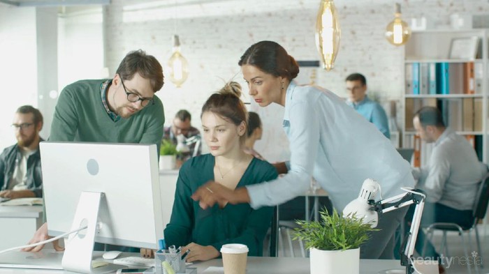 Punya Teman Kantor yang Bossy? Sikapi dengan 4 Cara Ini!