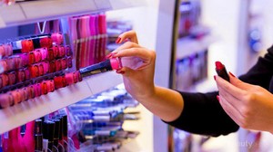 Amankah Mencoba Makeup Tester di Counter Kosmetik? Ini Hal-hal yang Perlu Kamu Ketahui!