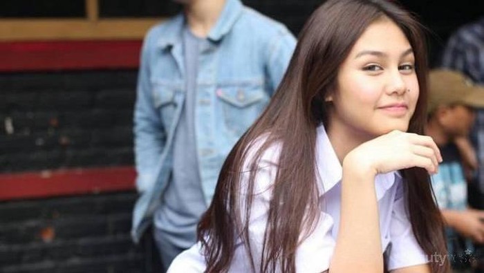 Dandan ke Sekolah? Yuk Coba Tutorial Makeup ala Anak SMA yang Super Natural Ini!