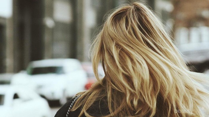 Perawatan Rambut Rumahan yang Bisa Kamu Coba di Akhir Pekan Ini, Say Hello to Shiny Hair!
