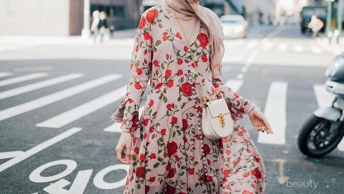 Mau Tampil Lebih Feminin? Yuk Contek Inspirasi Style Hijab Modern Dengan Fashion Item Floral Nan Manis!