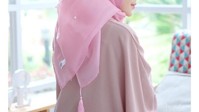 Anti Licin dan Berantakan, Ini Macam-macam Cara Pakai Hijab Organza yang Hits Banget
