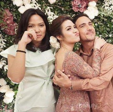 img-title Inspirasi Memadukan Warna Kostum Lamaran Kamu dengan Pasangan Agar Tampil Lebih Manis