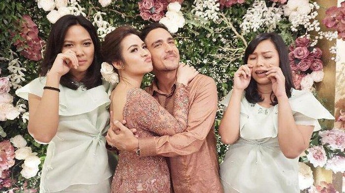 Inspirasi Memadukan Warna Kostum Lamaran Kamu dengan Pasangan Agar Tampil Lebih Manis