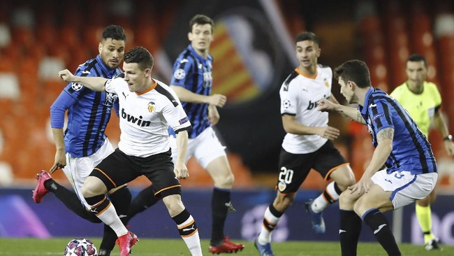 Valencia mengumumkan bahwa 35 persen skuat mereka positif corona. Laga lawan Atalanta di Milan disinyalir jadi penyebab hal ini.