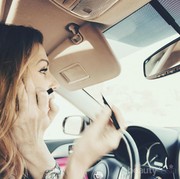 Anti Berantakan, Inilah Tips Mengaplikasikan Eyeliner di Mobil yang Bisa Kamu Coba!