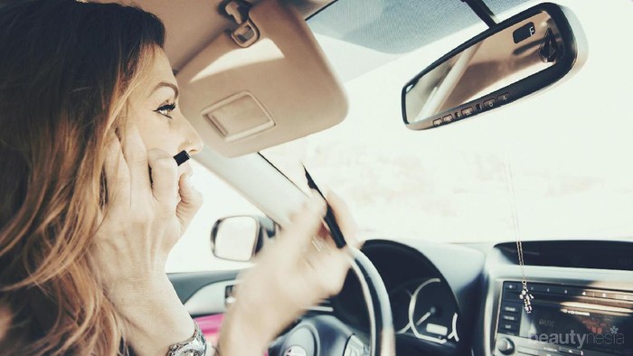 Anti Berantakan, Inilah Tips Mengaplikasikan Eyeliner di Mobil yang Bisa Kamu Coba!