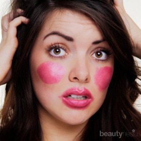 Jangan Sembarangan! Ini 4 Kesalahan Pemakaian Blush yang Perlu Banget Kamu Hindari