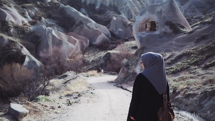 Hijabers, Begini Cara Menyimpan Hijab Saat Traveling Agar Tidak Kusut!