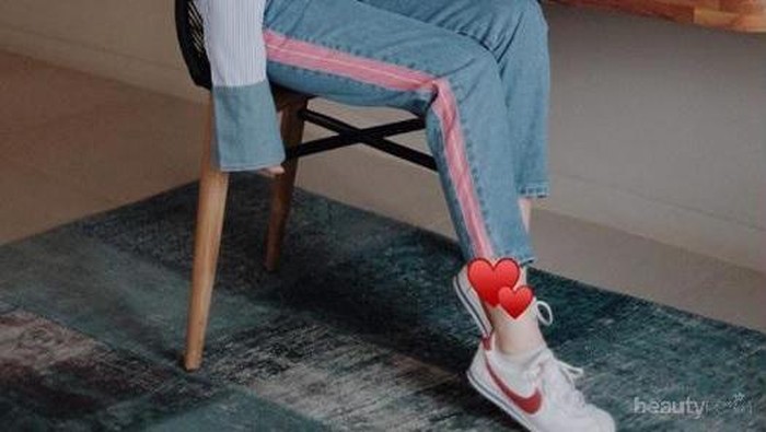 Bukan Ripped Jeans, Two Tone Jeans Ini Akan Membuatmu Hits Bak Selebgram Hijab!