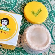 Ladies, Bedak Marcks Itu bagus gak sih? Cocok untuk kulit jerawatan dan berminyak kah? Help..