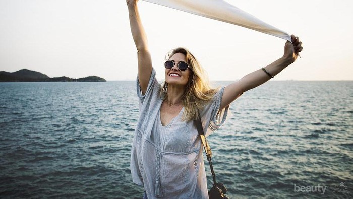 Weekend Telah Tiba! Jangan Lupakan 5 Hal Ini Agar Wajah Tak Break Out Saat Traveling