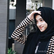 Ladies, Bagaimana Ya Agar Rambut Tidak Sering Keluar Saat Menggunakan Hijab?