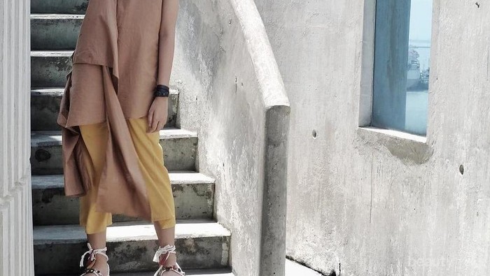 Tampil Cantik dengan Atasan Warna Cokelat, Begini Mix and Match yang Tepat dan Sempurna!